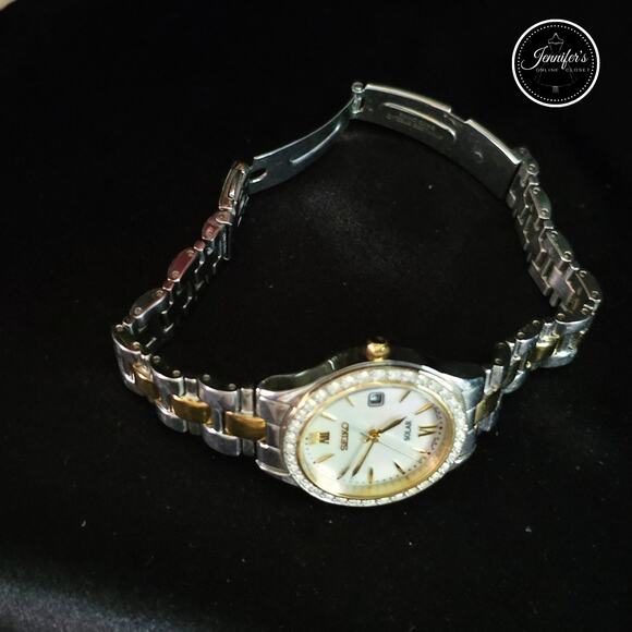 Seiko Women's Vintage V137-0AA0 Two-Toned Mother of Pearl Solar Watch - Picture 7 of 13